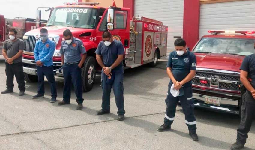 Realizan Bomberos guardia en honor a compañero fallecido