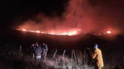 Un bombero se desbarrancó mientras combatía el fuego