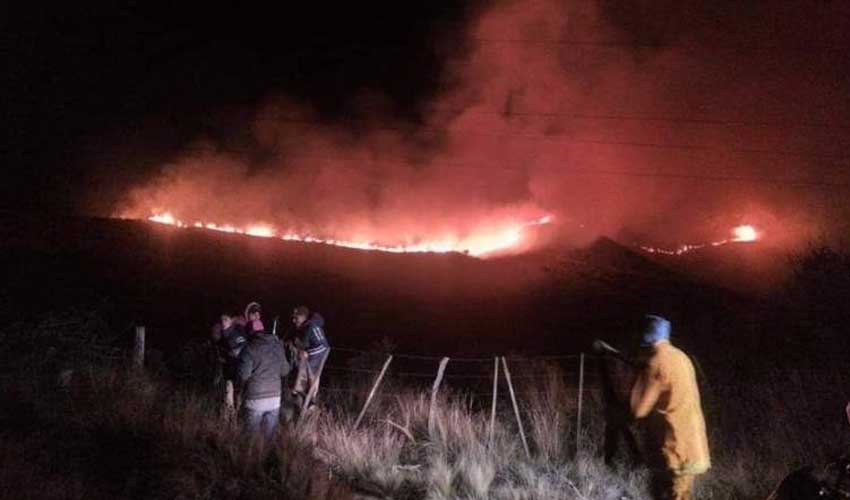 Un bombero se desbarrancó mientras combatía el fuego