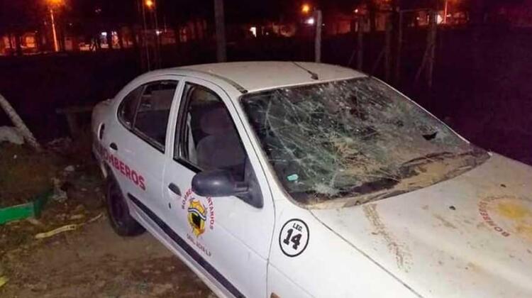 Destrozaron un auto de los Bomberos Voluntarios de General Acha