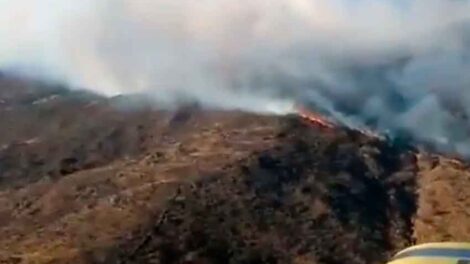 Bomberos continúan combatiendo el fuego en el norte cordobés