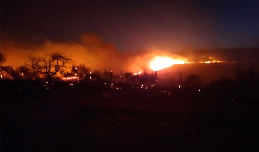 Bomberos combaten focos de incendio en Tanti y La Calera