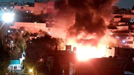 Incendio consume bodega de plástico y madera en Atizapán