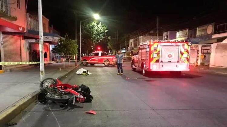 Muere motociclista al chocar contra unidad de bomberos