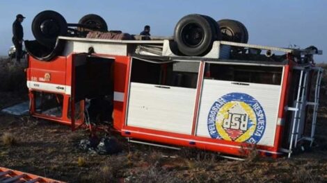 Un camión de Bomberos volcó cuando iban a una emergencia