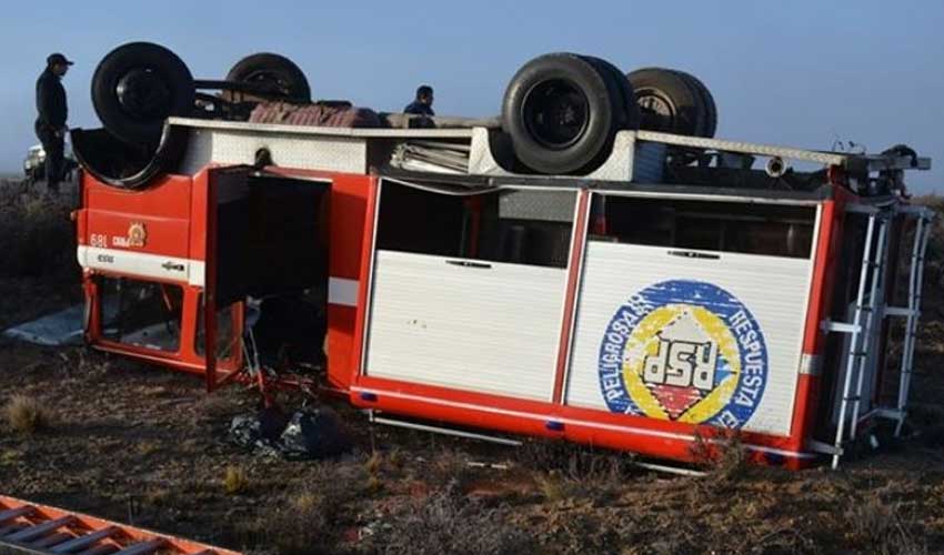Un camión de Bomberos volcó cuando iban a una emergencia