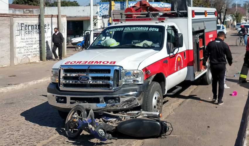 Choque entre un autobomba y una moto