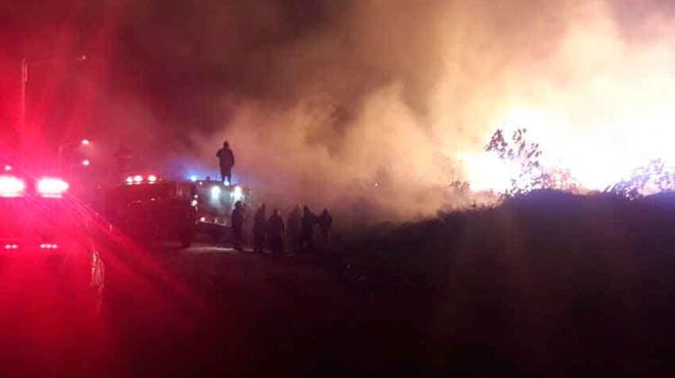 Santa Rosa: Un bombero debió ser asistido tras voraz incendio