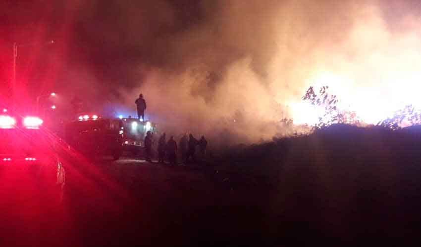 Santa Rosa: Un bombero debió ser asistido tras voraz incendio