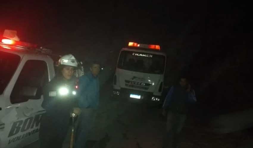 Bomberos de Pocitos fueron a sofocar un incendio y los apedrearon