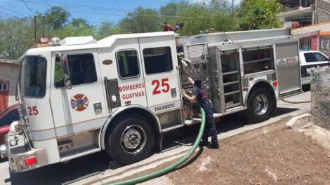 Lucero es la primera maquinista de Bomberos en Guaymas