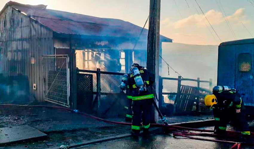 Tres damnificados y un bombero lesionado tras voraz incendio