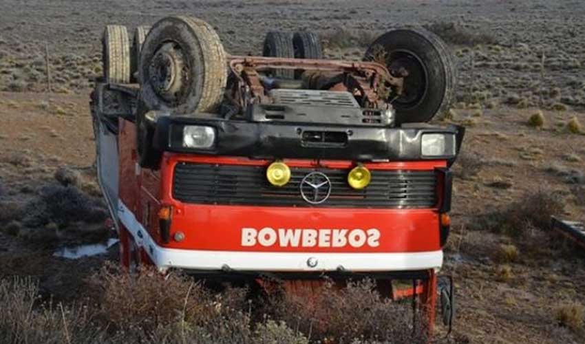 Un camión de Bomberos volcó cuando iban a una emergencia