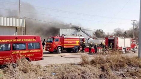 Tres bomberos lesionados en un incendio que tuvo daños totales