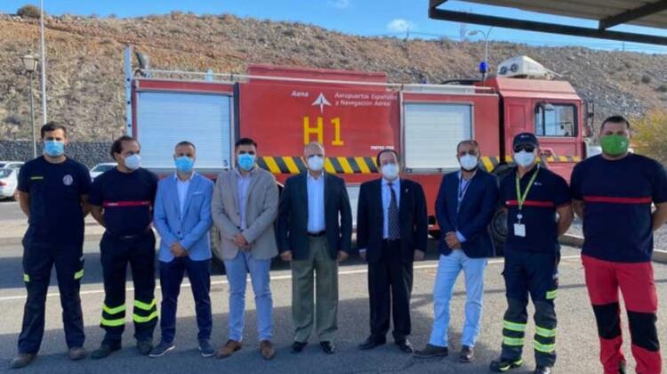 El Aeropuerto de La Gomera dona un camión de bomberos al Cabildo