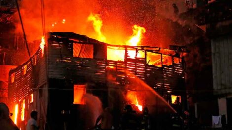 Incendio consumió una casa y un bombero es agredido por vecinos