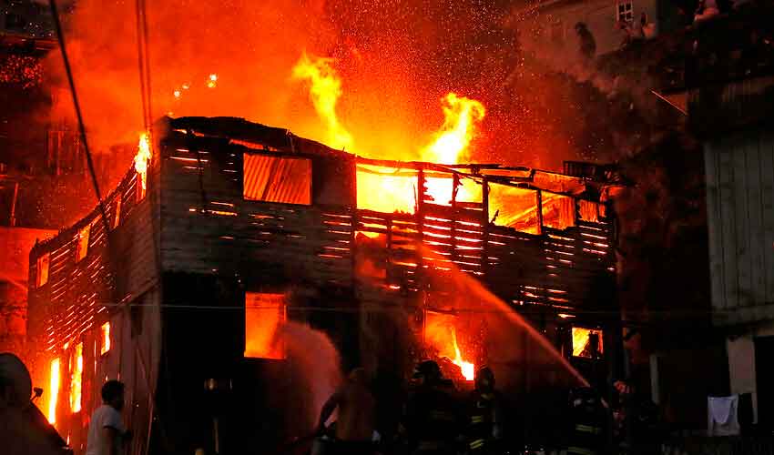 Incendio consumió una casa y un bombero es agredido por vecinos