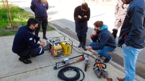 Bomberos de Aldea San Antonio recibió equipo de rescate vehicular
