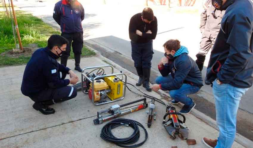 Bomberos de Aldea San Antonio recibió equipo de rescate vehicular