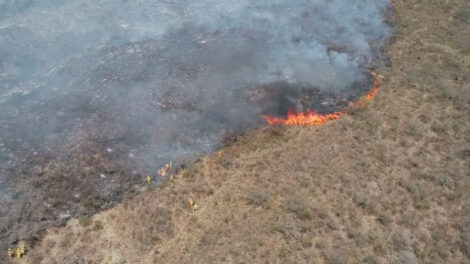 Bomberos en Córdoba combaten dos focos que aún siguen activos