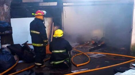 Un incendio destruyó una carpintería y una casa
