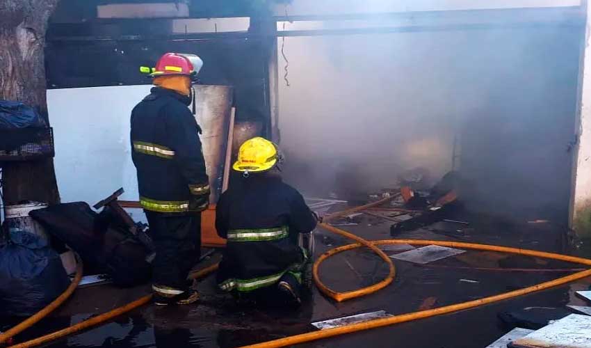 Un incendio destruyó una carpintería y una casa