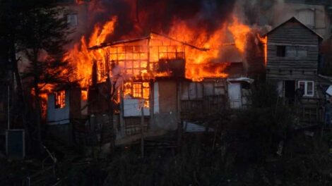 Las llamas consumieron parte de la Ladera del Curruhuinca y un sector con casas