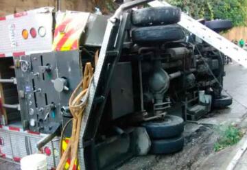 Camión de bomberos de la UCV se volcó en El Paraíso