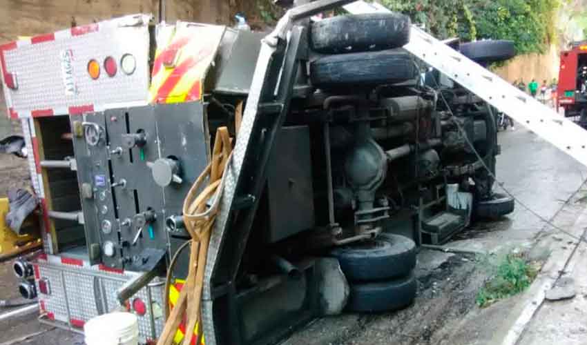 Camión de bomberos de la UCV se volcó en El Paraíso