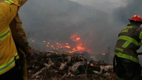 Un bombero fue agredido a pedradas por habitantes de un rancho