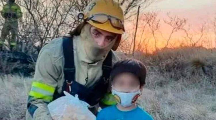 Córdoba: Niño gastó sus ahorros en criollitos para los bomberos