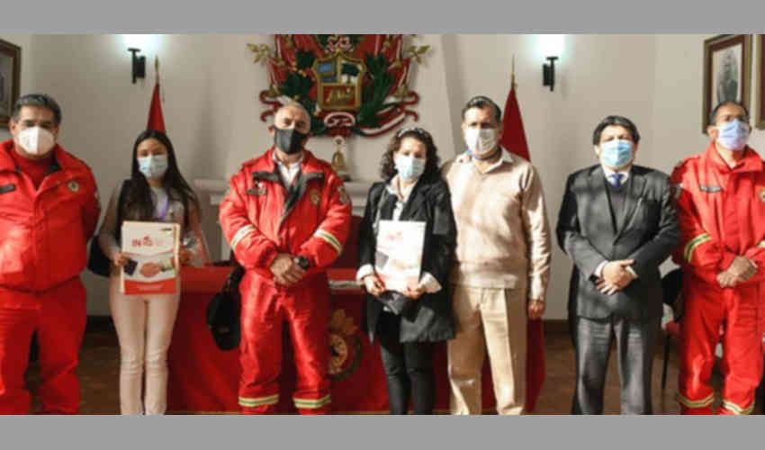 Deudos de bomberos héroes fallecidos reciben beneficios económicos