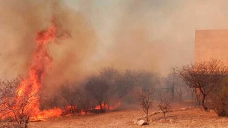 Bomberos combaten un incendio y cuatro resultaron heridos