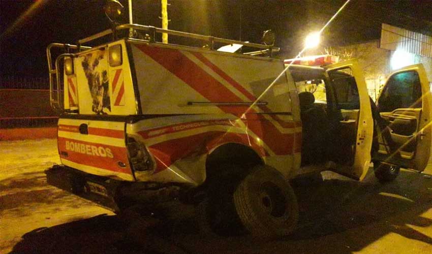 Chocó su automóvil contra un camión de bomberos