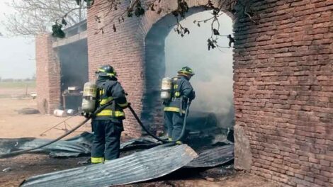Bomberos fueron golpeados cuando apagaban un incendio