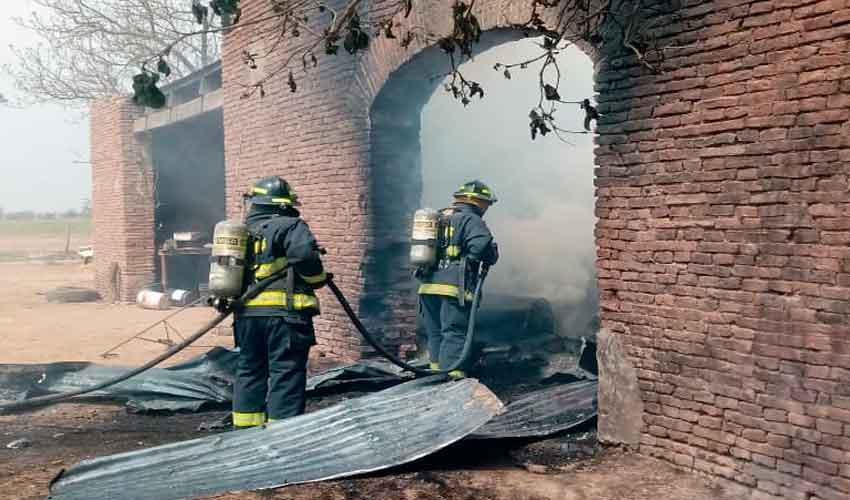 Bomberos fueron golpeados cuando apagaban un incendio