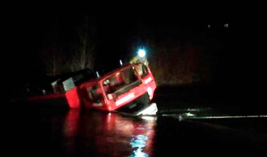 Un móvil de Bomberos de El Hoyo se accidentó en el río