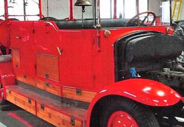 Restauran camión histórico de bomberos del año 1929