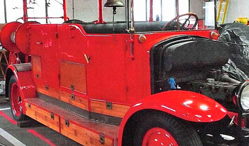 Restauran camión histórico de bomberos del año 1929