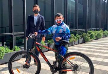 El Banco de Neuquén le regaló una bicicleta al niño que donó sus ahorros a Bomberos