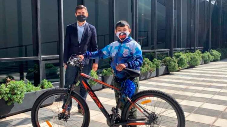 El Banco del Neuquén le regaló una bicicleta al niño que donó sus ahorros a Bomberos
