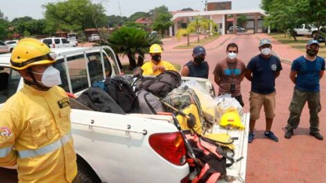 Entregan herramientas a los bomberos en Urubichá