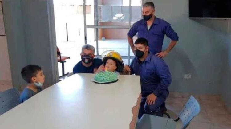 Un niño pidió festejar su cumpleaños en un cuartel de bomberos