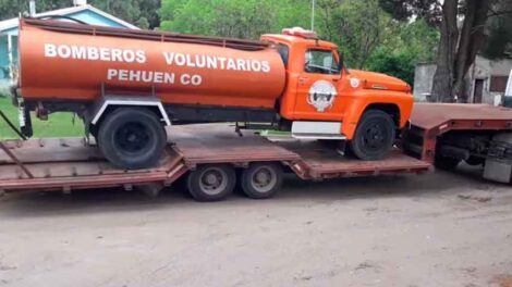 Bomberos de Pehuen-Co donó un autobomba a bomberos de de Arboledas