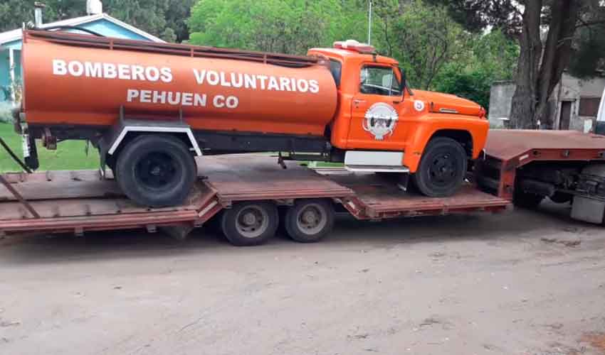 Bomberos de Pehuen-Co donó un autobomba a bomberos de de Arboledas