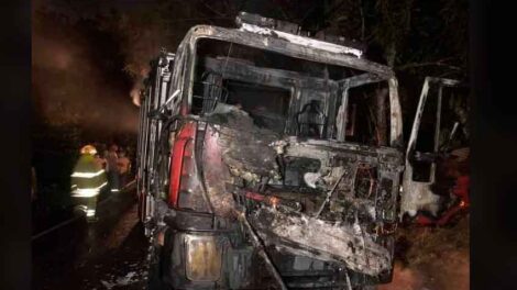 Camión de bomberos se incendia en Bayaguana