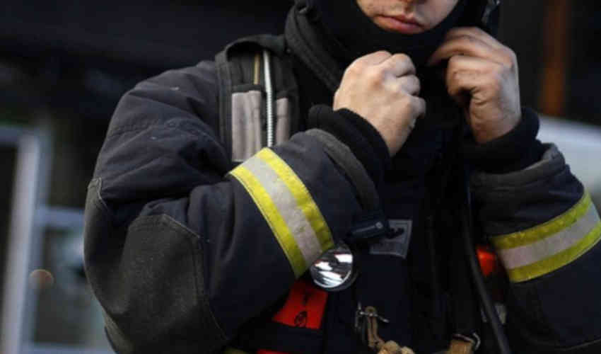Detienen a dos bomberos por su participación en incendio a vivienda