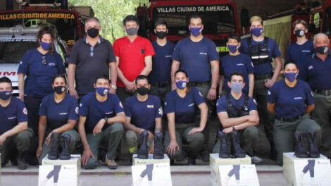 Donan 30 pares de borcegos a Bomberos de Villas Ciudad de América