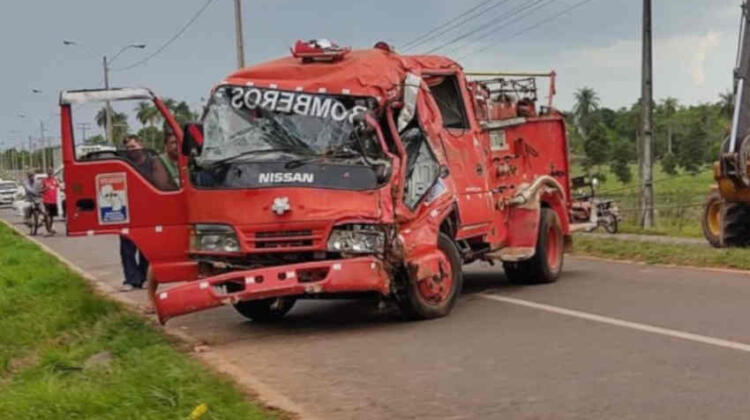 Carro de bomberos sufre accidente mientras acudía a un servicio