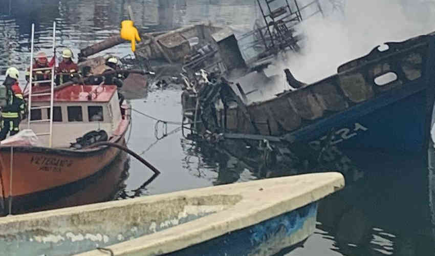 Un incendio de embarcación movilizó a Bomberos
